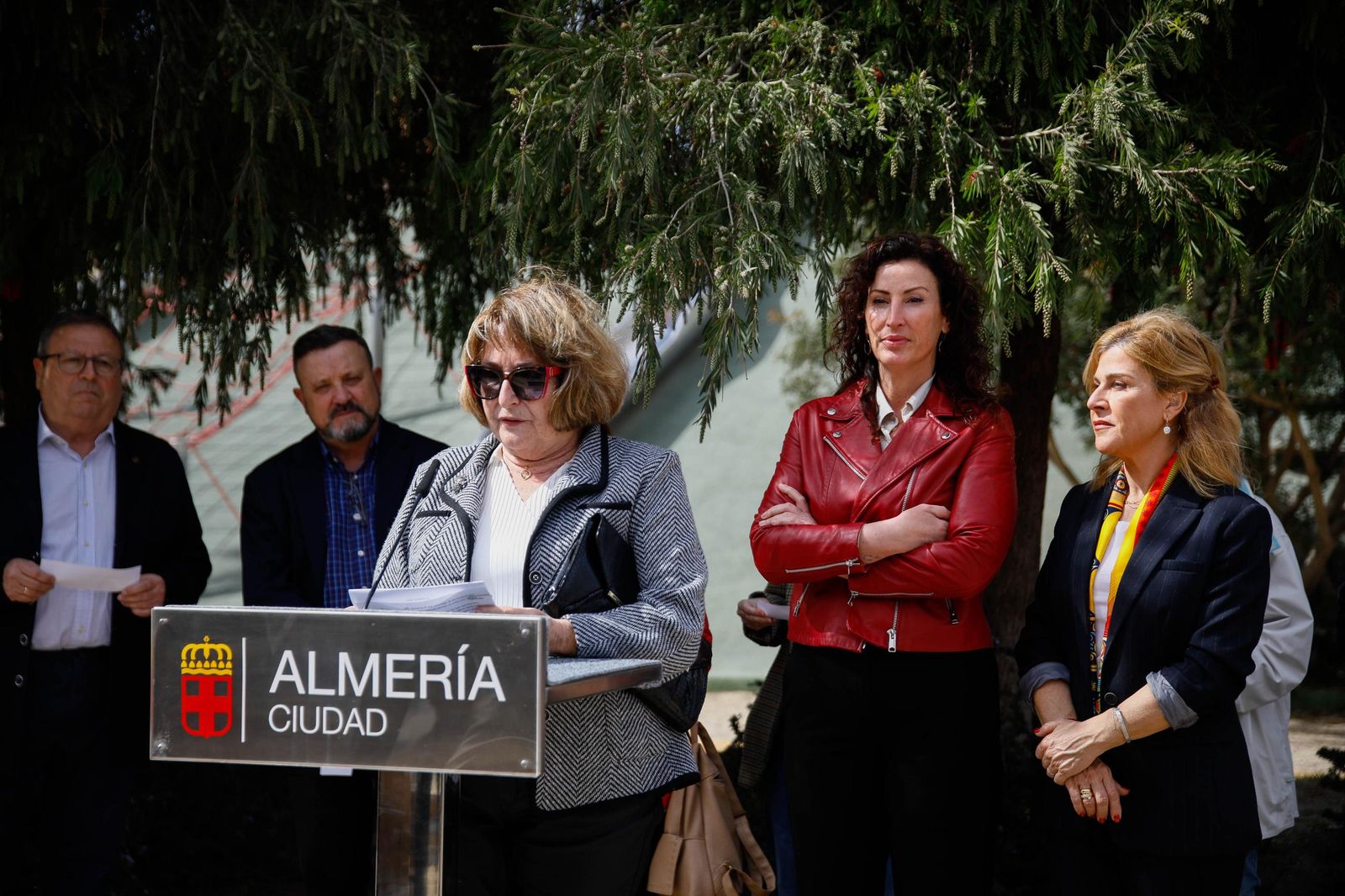 Las imágenes de la plantación de un olivo y el entierro de una cápsula del tiempo