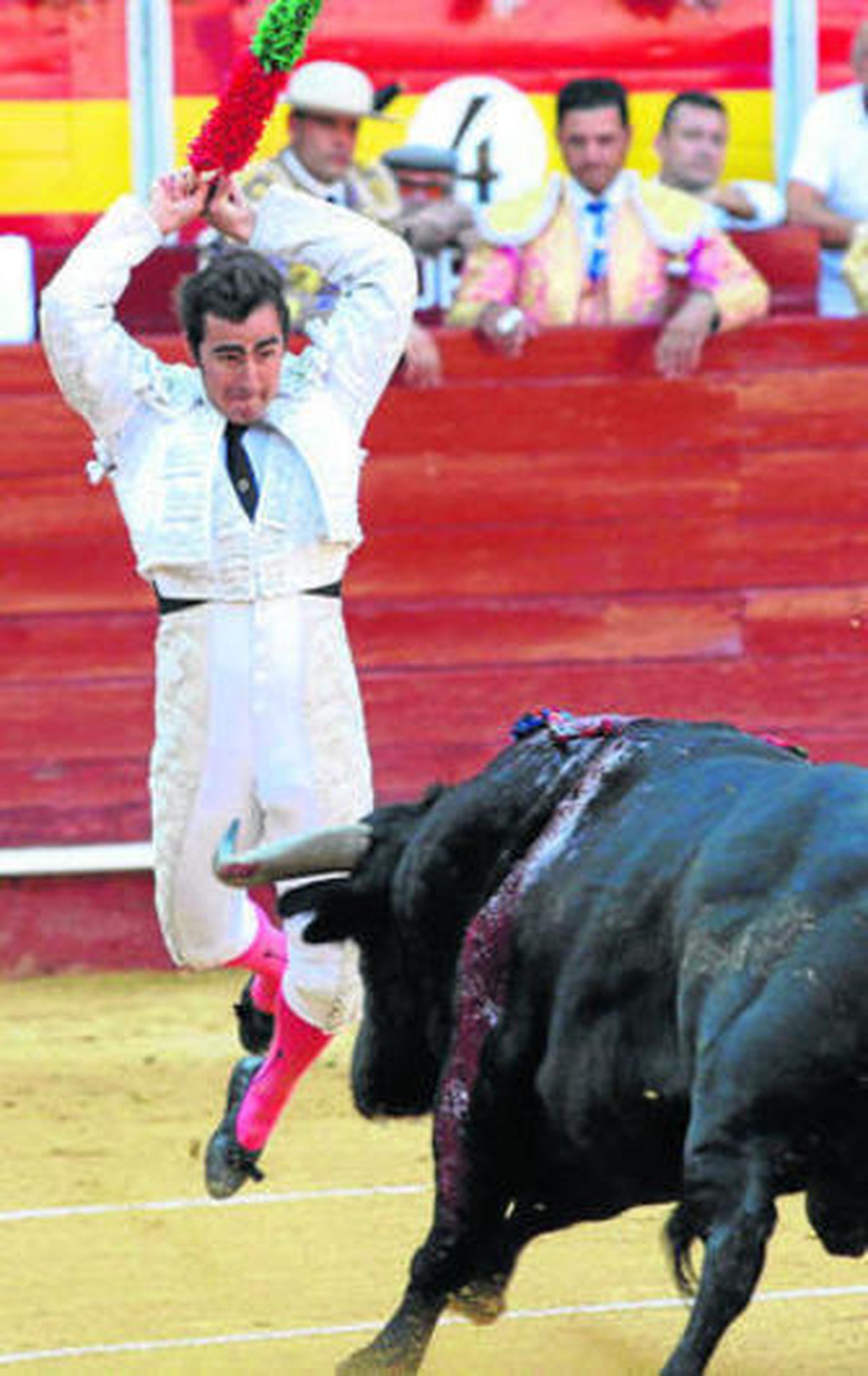 El Fandi prende un par de banderillas a su primer toro.
