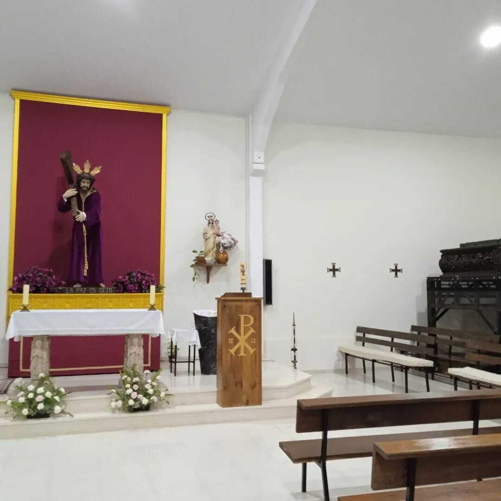 Interior de la parroquia de Cuartillos.