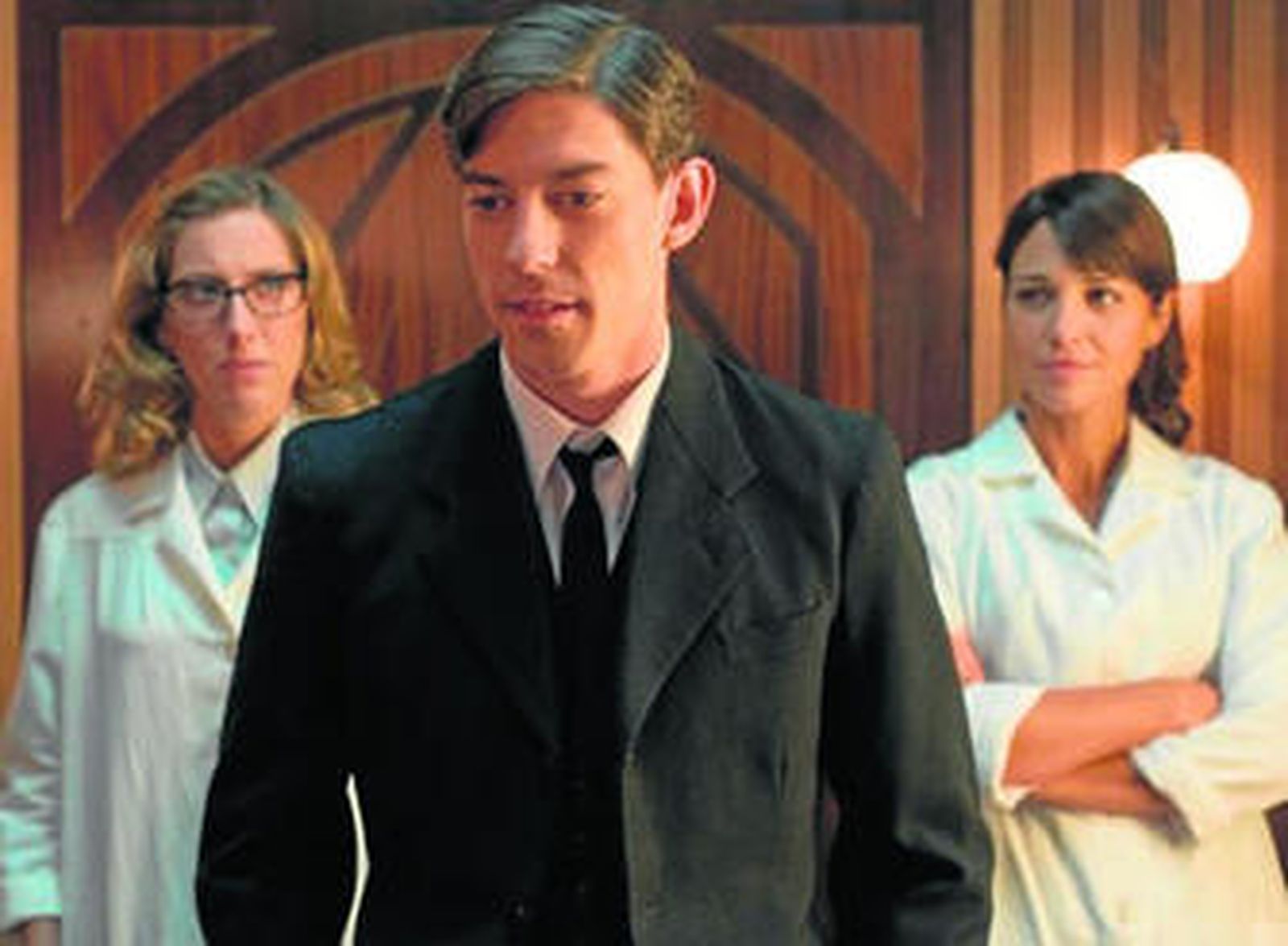 Adrián, Pedro, el mozo de 'Velvet', entre su esposa en la ficción, Rita (Cecilia Freire) y Ana (Paula Echevarría).