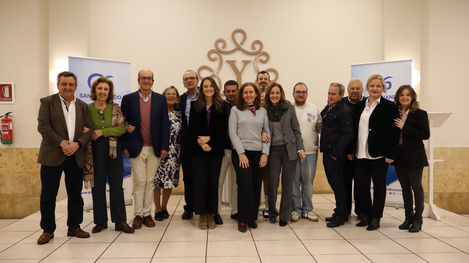 El PP con la familia de Teresa de Benito en San Fernando