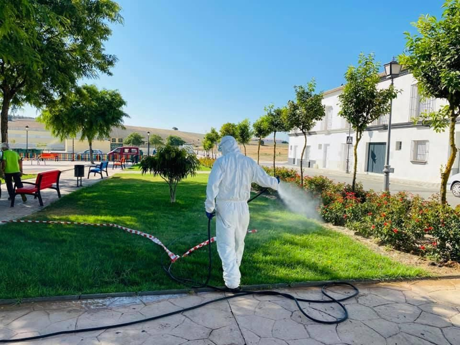 Tareas de fumigación del Ayuntamiento de Las Cabezas de San Juan, donde también ha habido un caso.