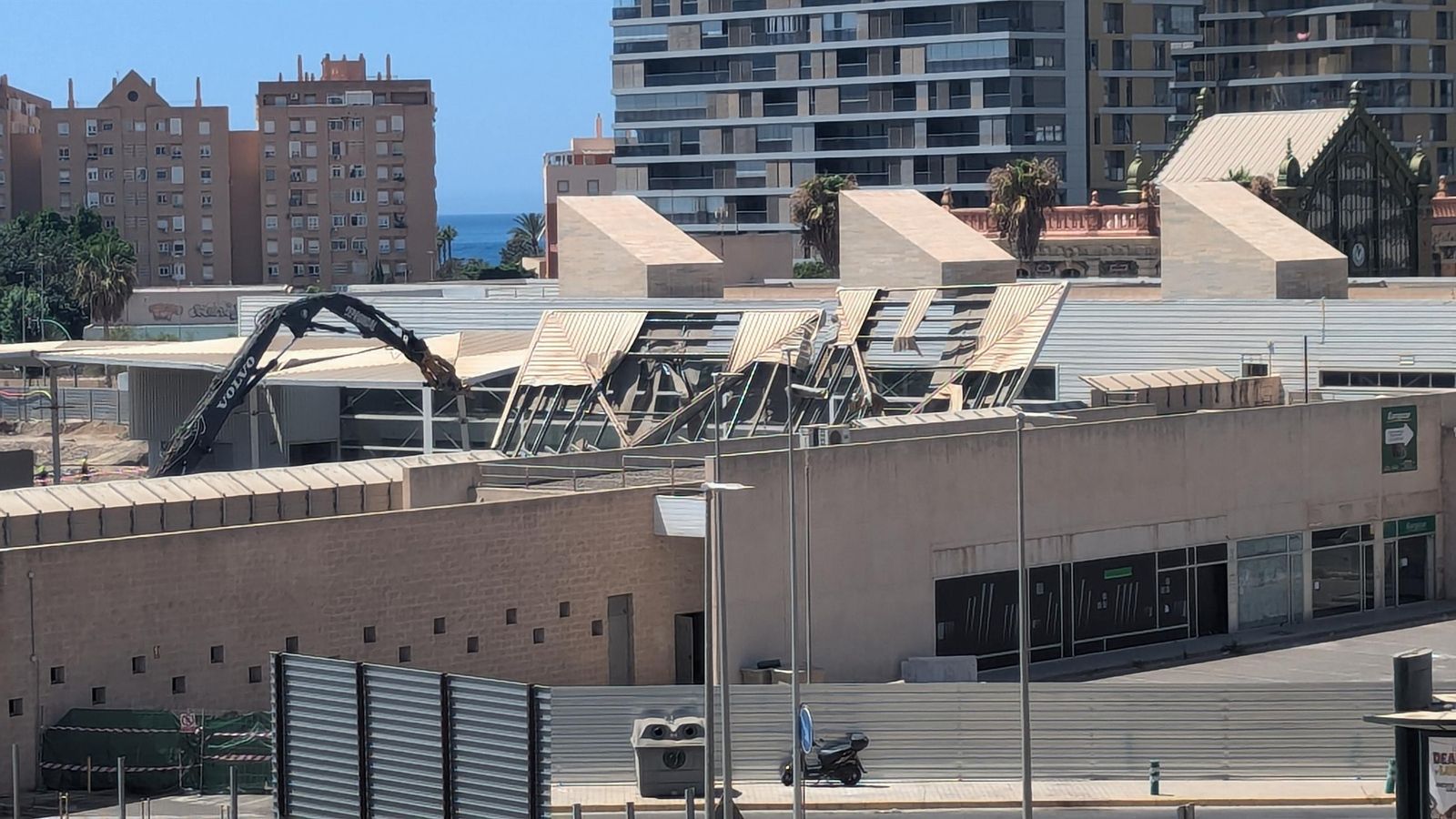 La pala derribaba esta mañana las primera marquesinas de los autobuses