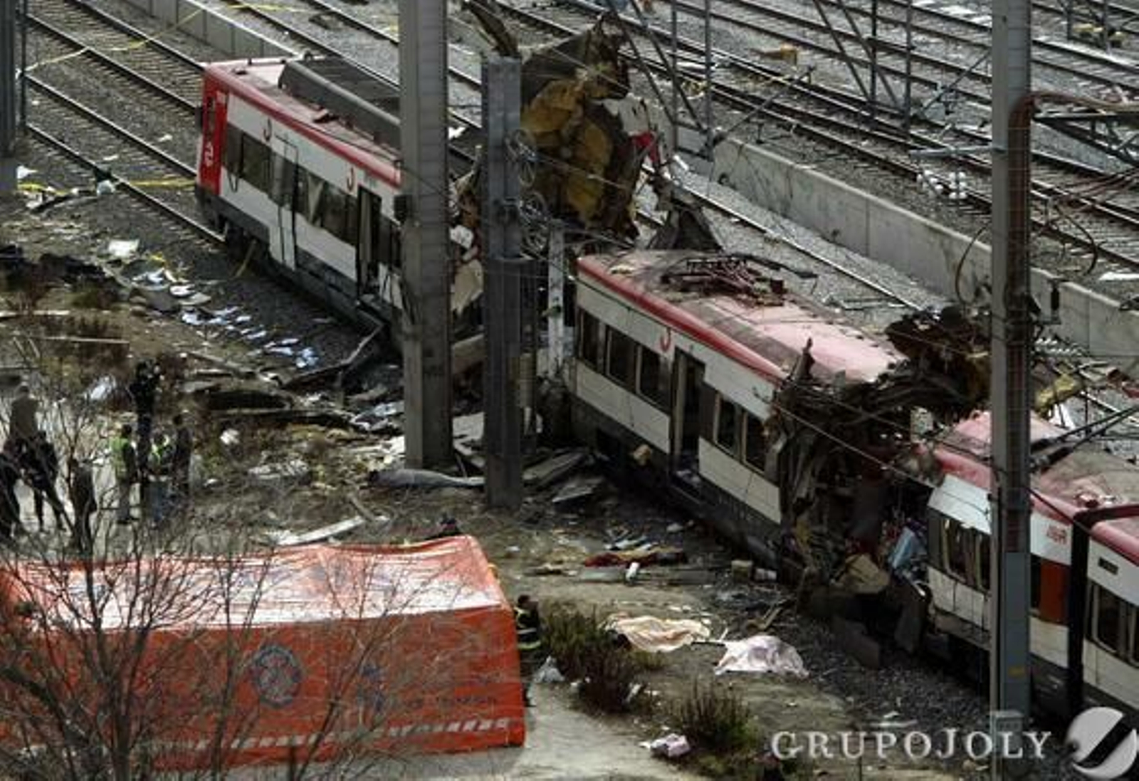 Uno de los trenes, destrozados. Uno de los trenes, destrozados.