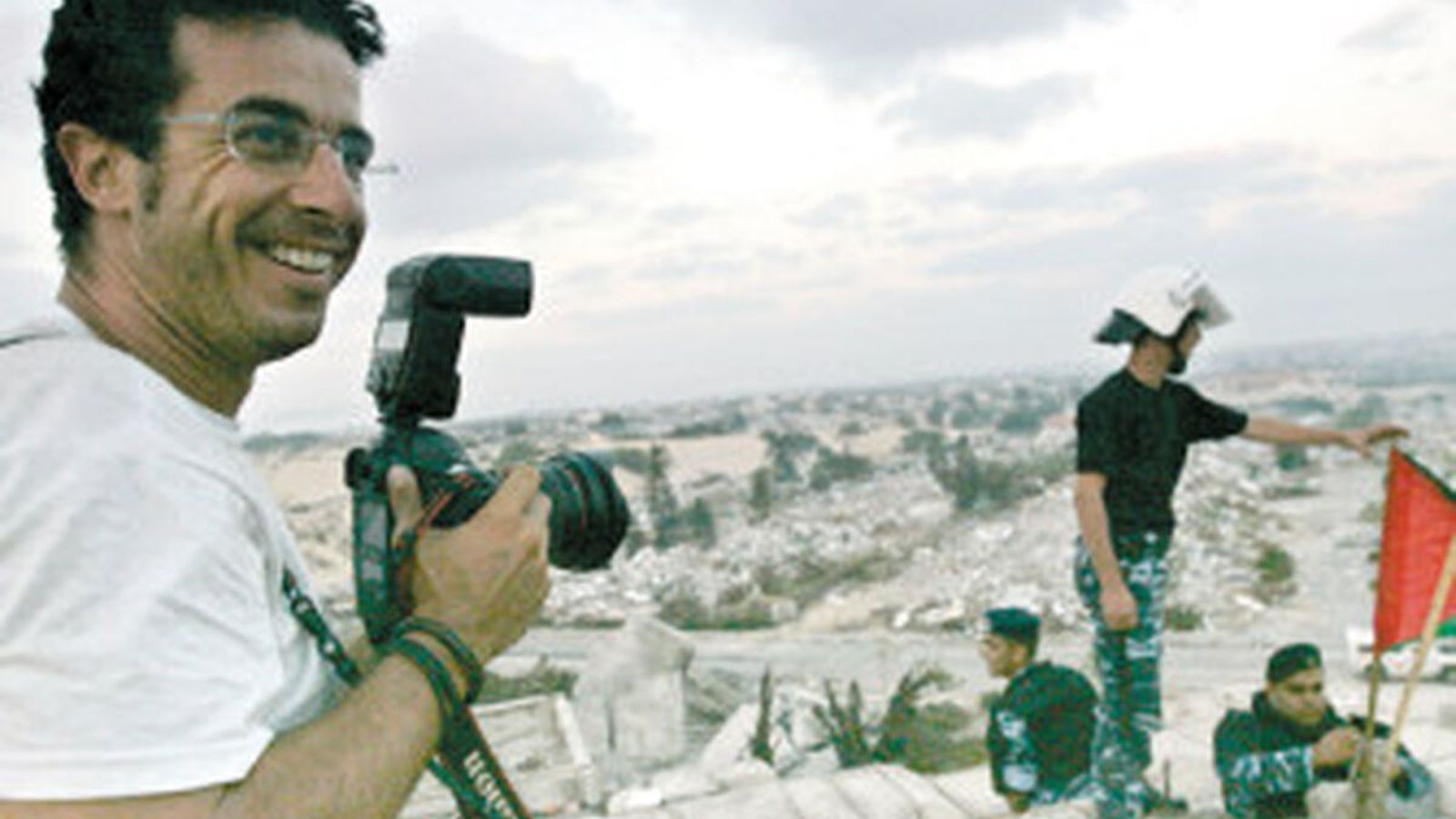 Emilio Morenatti cubriendo uno de los conflictos como reportero gráfico.