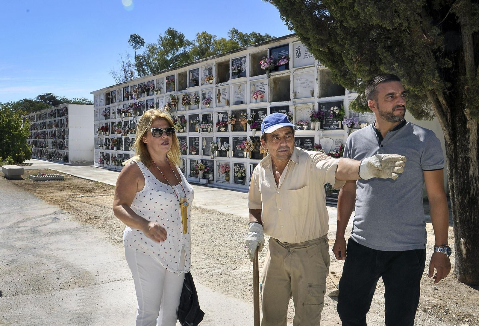 La alcaldesa, ayer, en su visita al cementerio municipal. La alcaldesa, ayer, en su visita al cementerio municipal.