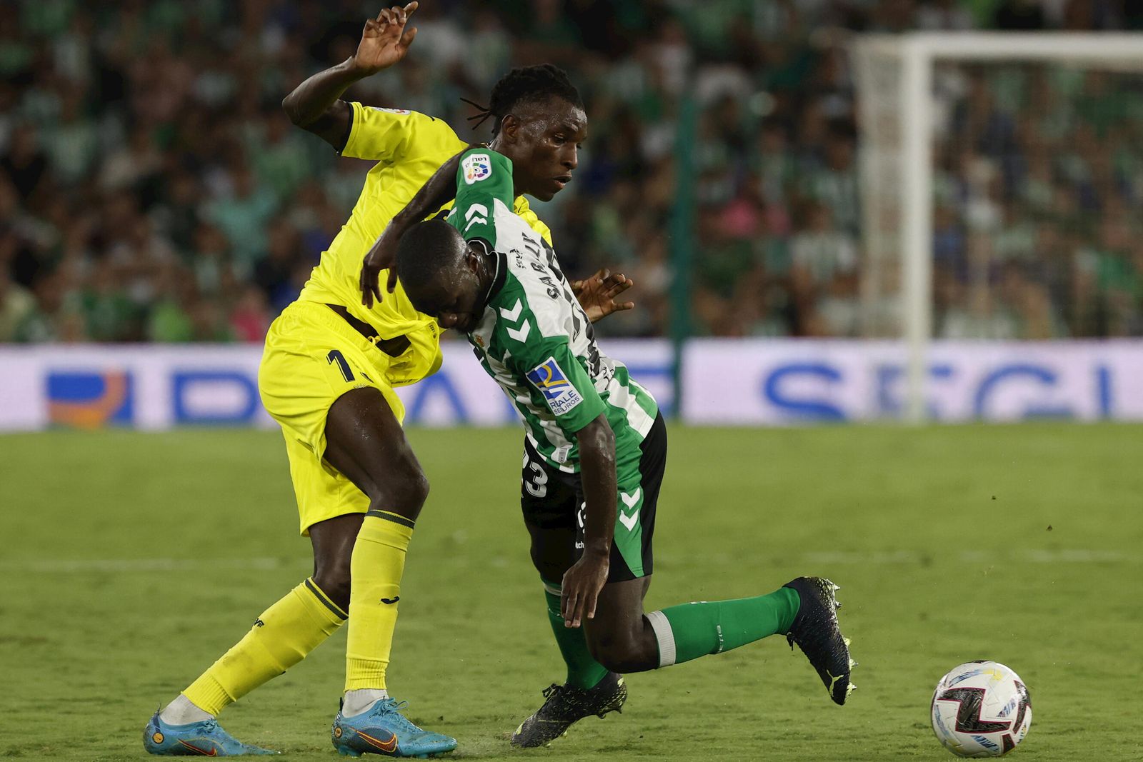El defensa senegalés del Betis Sabaly lucha con su compatriota Nicolas Jackson, del Villarreal.