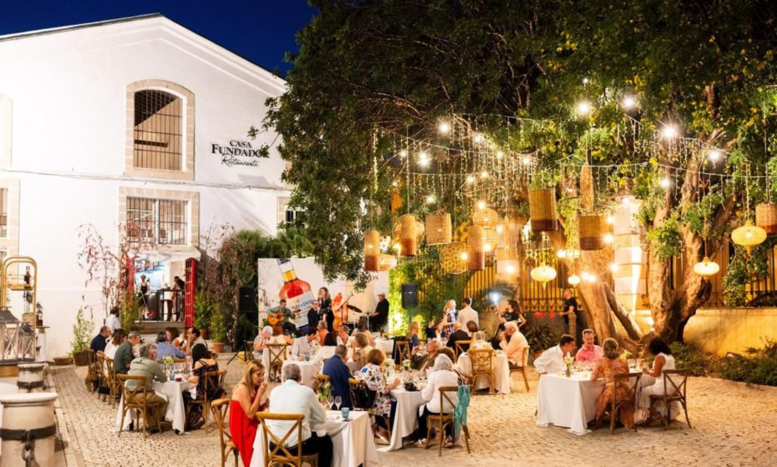 Esas exclusivas cenas al aire libre incluyen una visita a la bodega y música en directo