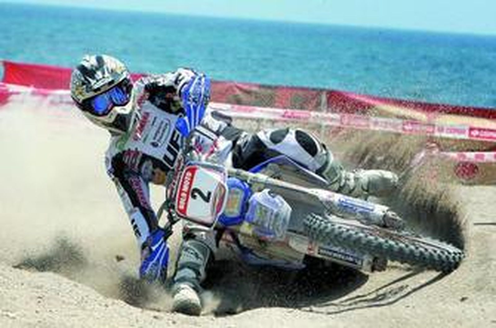 El piloto malagueño Cristóbal Guerrero logró la victoria en la playa carbonera.