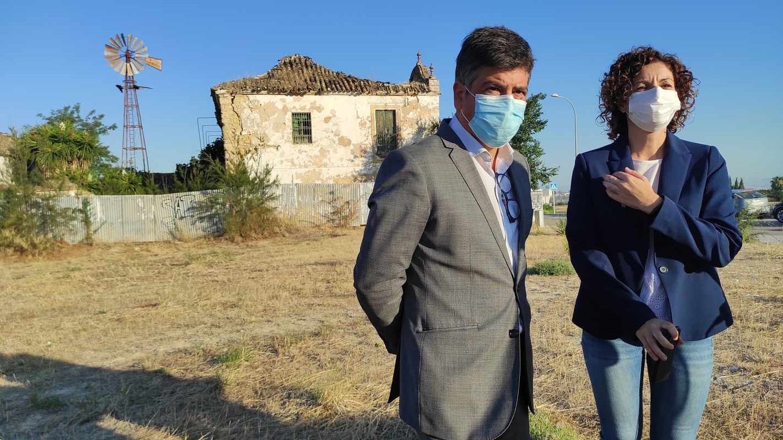 Rafael Llamas y Raquel Casado en el edificio del Parador.