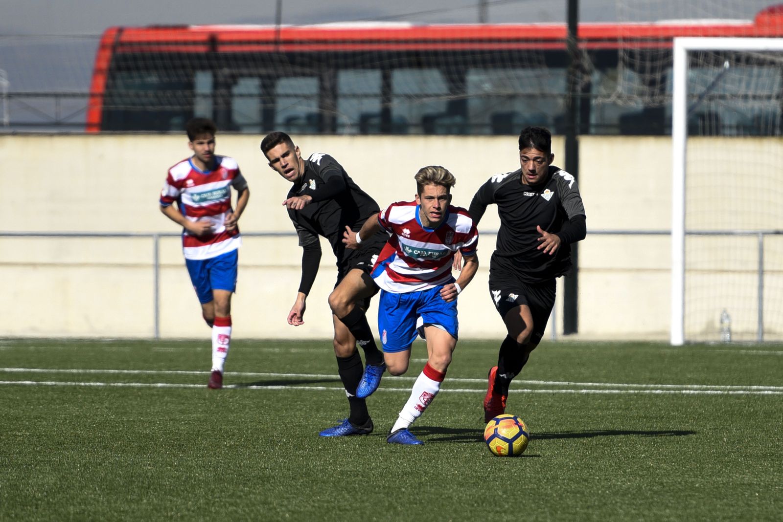 Lance del encuentro de la primera vuelta disputado en Granada.