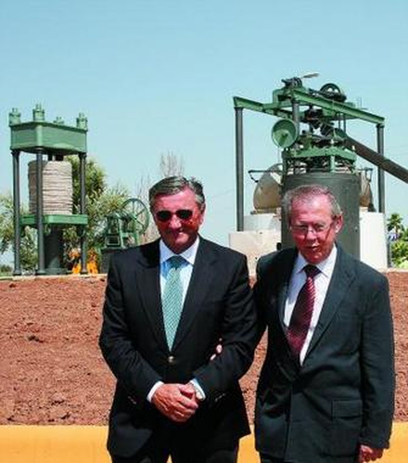 Juan Rosales, a la derecha, gerente de Ntra. Sra. de los Remedios.