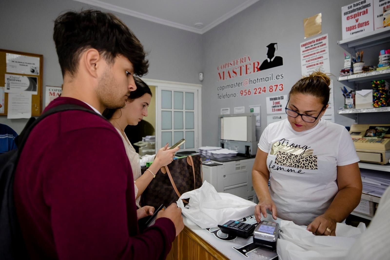 María del Mar Sánchez, en la Copisteria Master, atiende en su establecimientos a muchos universitarios.