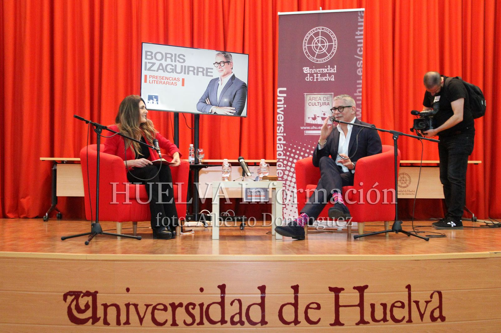 Boris Izaguirre presenta "Tiempo de Tormentas" en la Universidad de Huelva, en imágenes