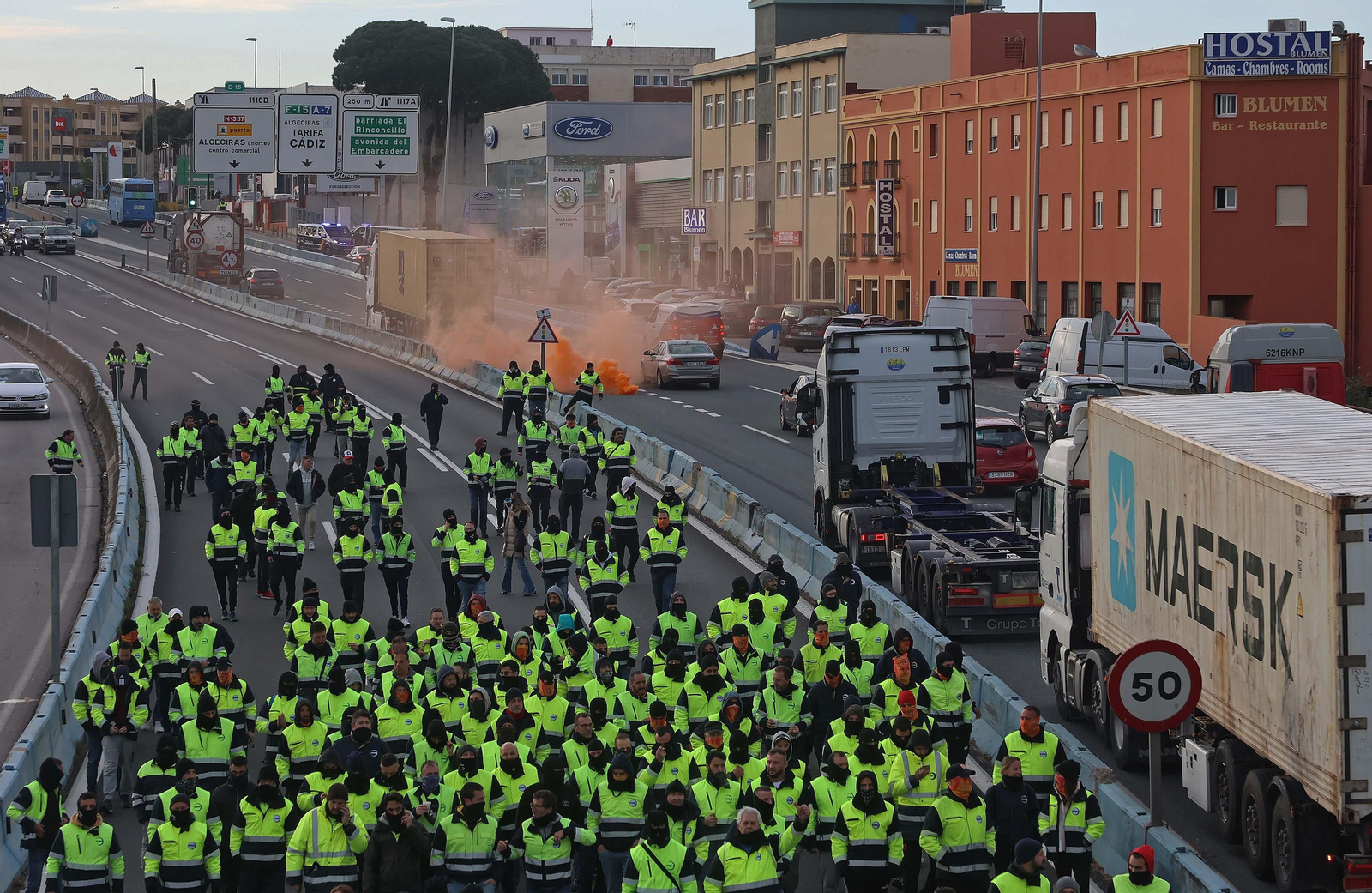 El nuevo corte de la A7 por los huelguistas de Acerinox, en imágenes