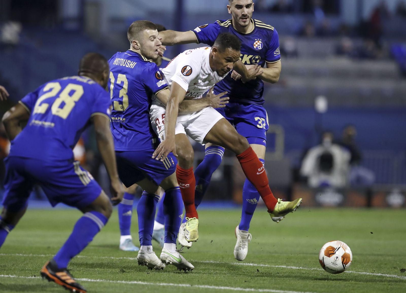Fernando trata de salir de la presión de varios rivales del Dinamo.