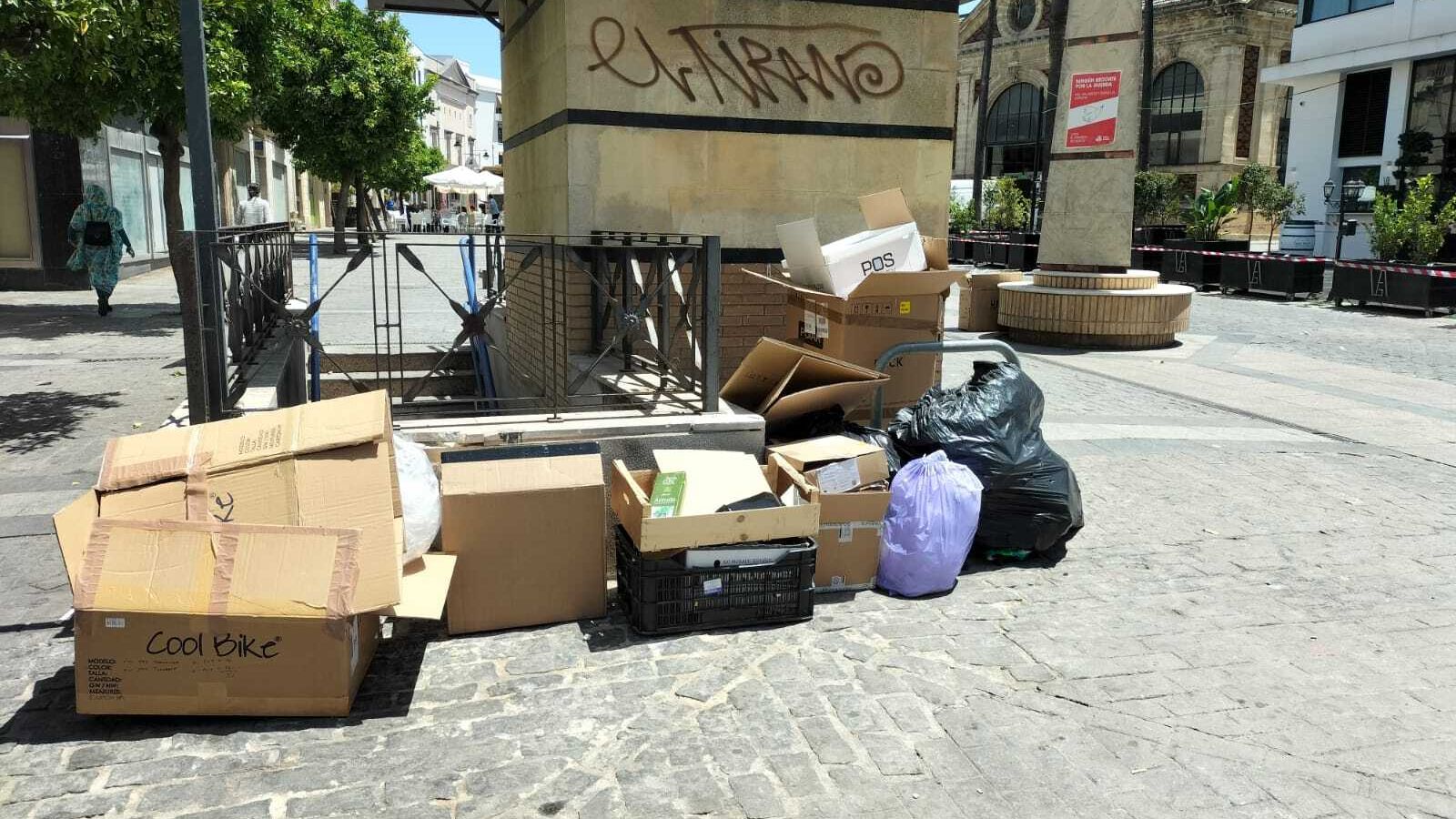 Más basura junto a la plaza de abastos.