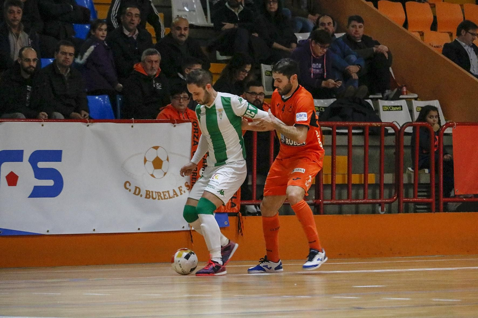 David Leal protege el balón ante un jugador del Burela.