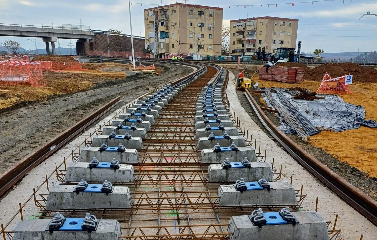 Montaje de vías en la zona de los talleres y cocheras del tranvía de Alcalá
