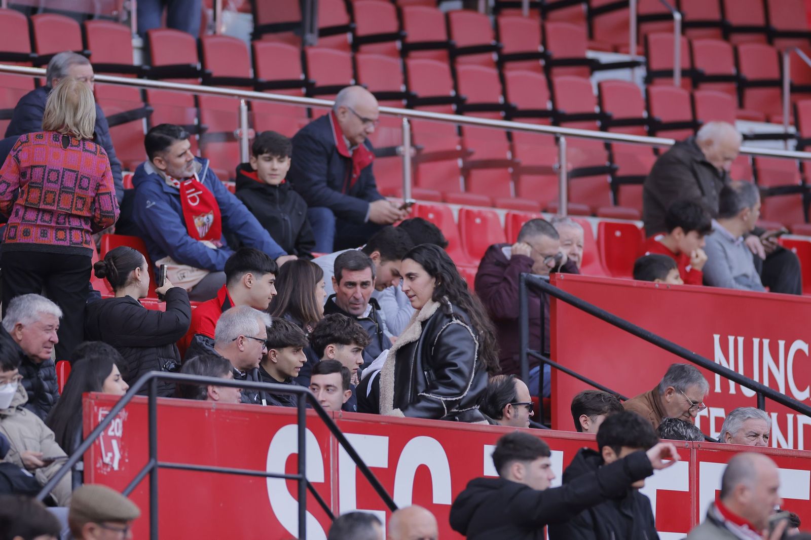 Búscate en las fotos del Sevilla - Girona