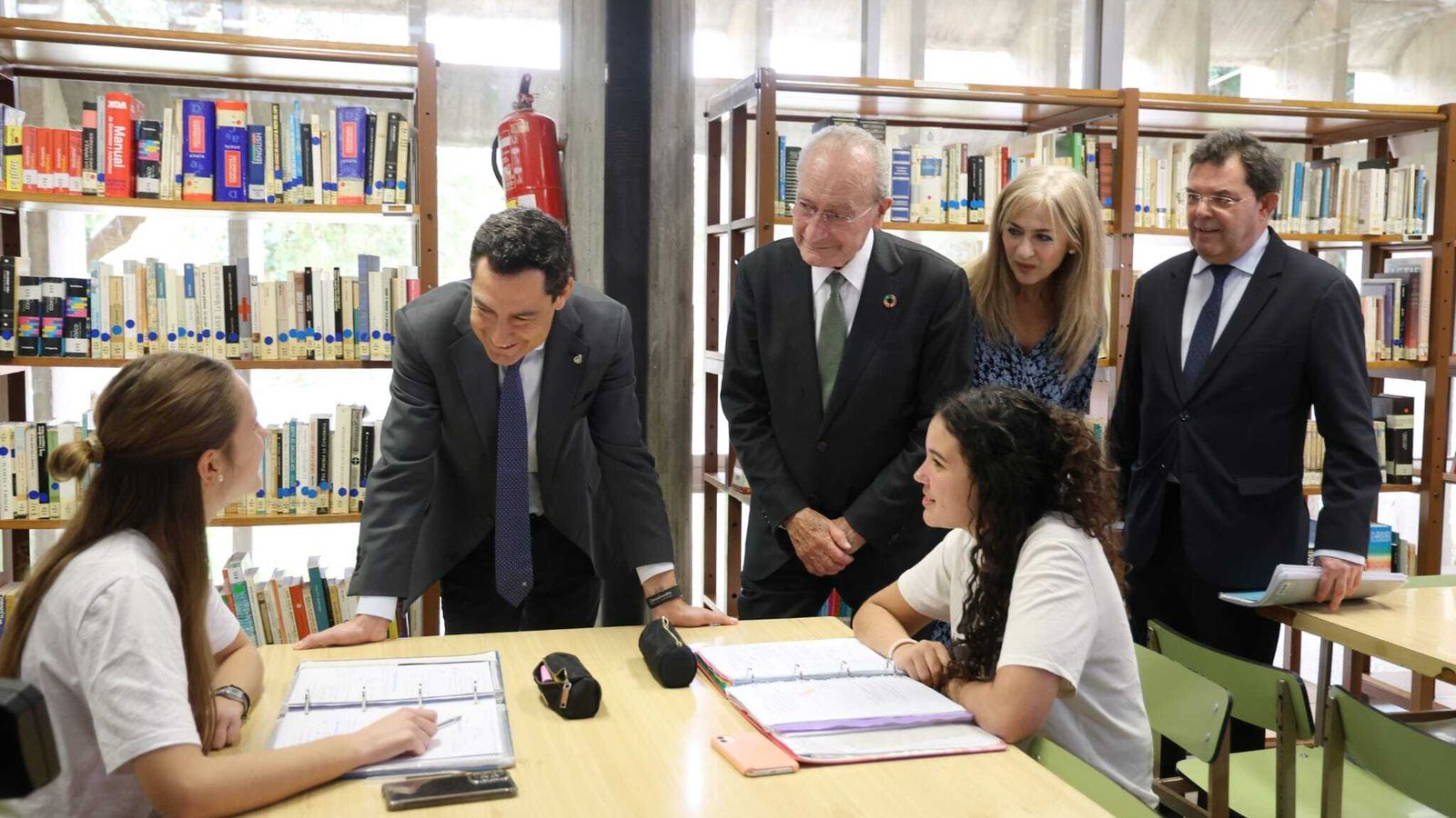 Moreno hablando con dos estudiantes de la Universidad Laboral.