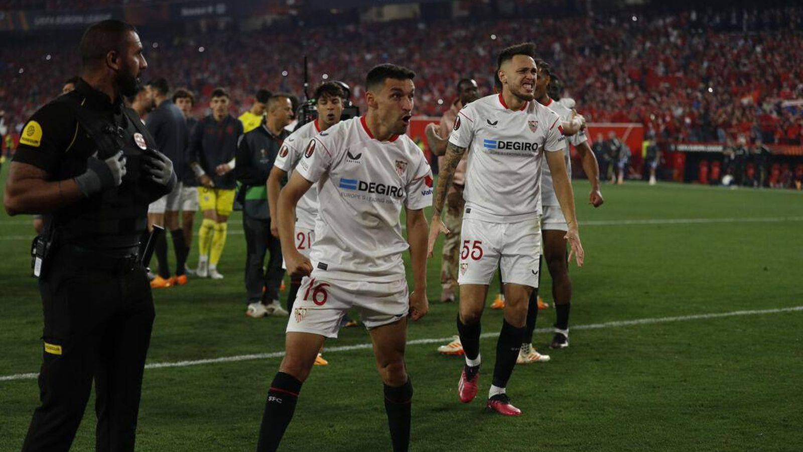 Jesús Navas y Ocampos, eufóricos, frente al graderío del Sánchez-Pizjuán.