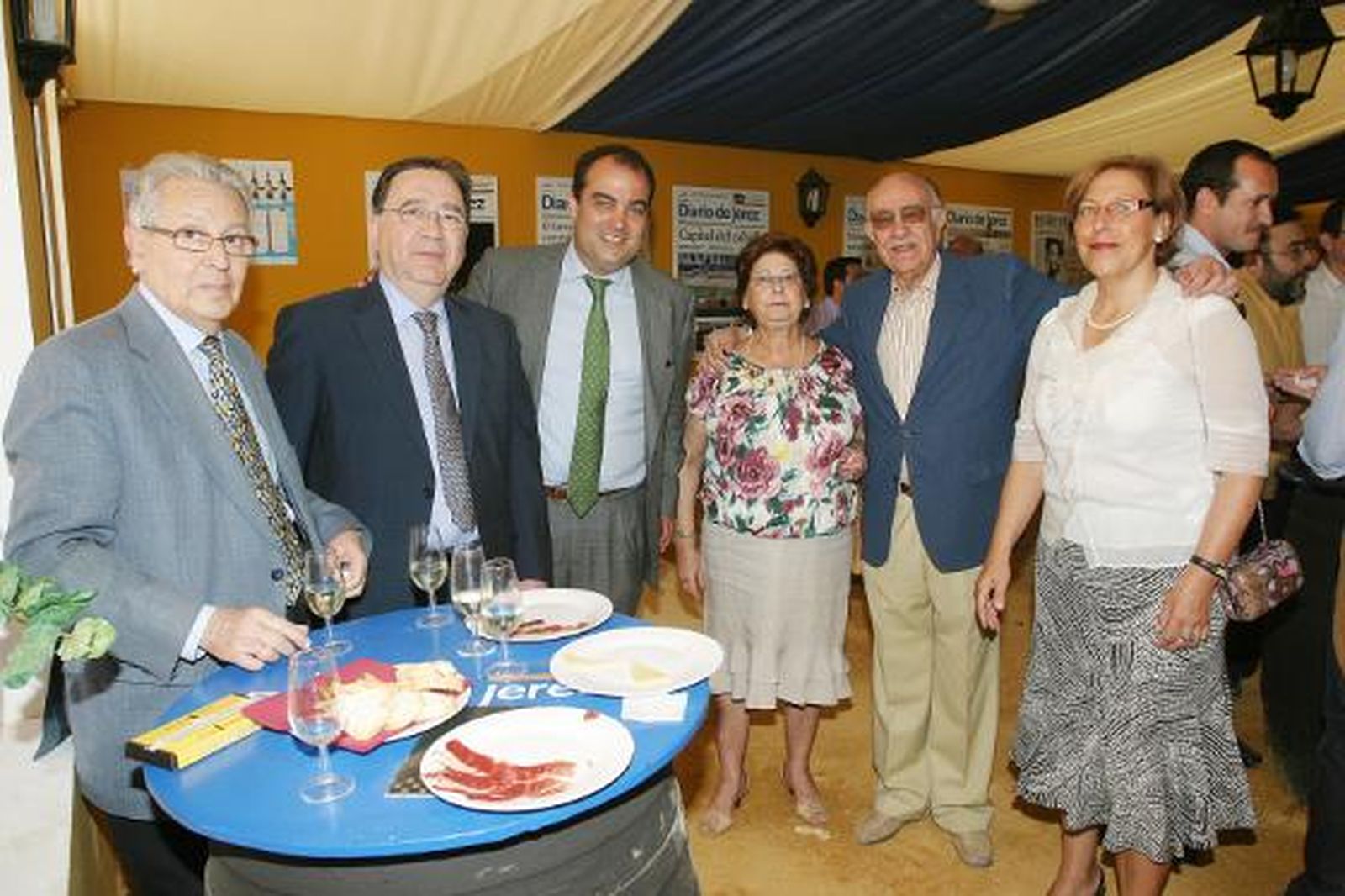 Ándres Cañadas, con Joaquín Ortíz, presidente de la Academia San Dionisio, David Fernández, el periodista Ángel Maza con su esposa y Pilar Chico, miembro de la academia.

Foto: Vanesa Lobo