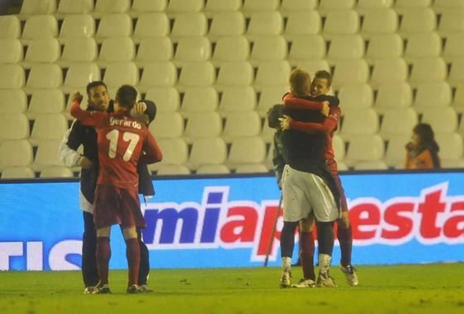 El Córdoba hace valer la renta de la ida y pasa a octavos de la Copa del Rey pese a perder  3-1 en Santander. / LOF