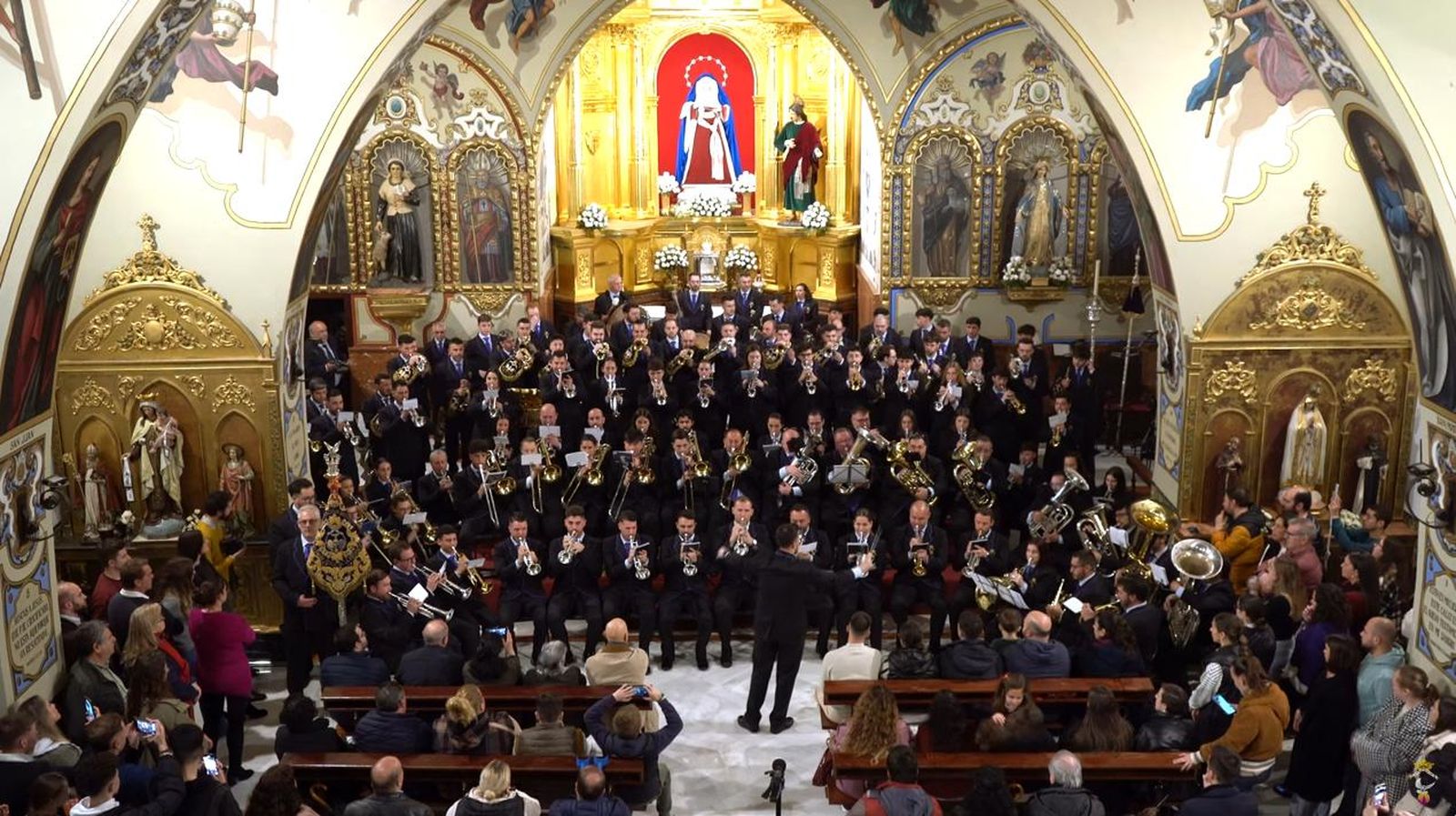 La banda interpretando la marcha en Santa Genoveva