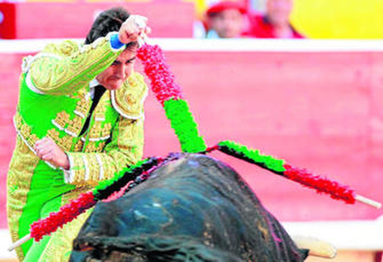 El Fandi, triunfador del festejo y que salió por la puerta grande, banderilleando a su primero, ayer en Pamplona.