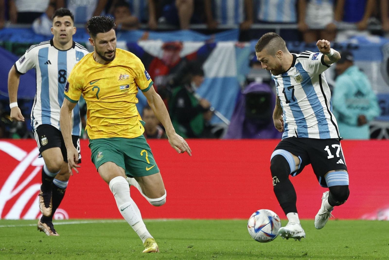 Papu Gómez recorta al australiano Leckie.