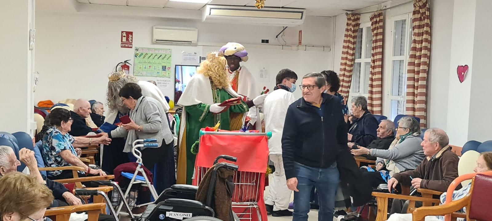 Serón disfruta de la llegada de los Reyes Magos en el Pabellón Municipal y en la residencia de mayores