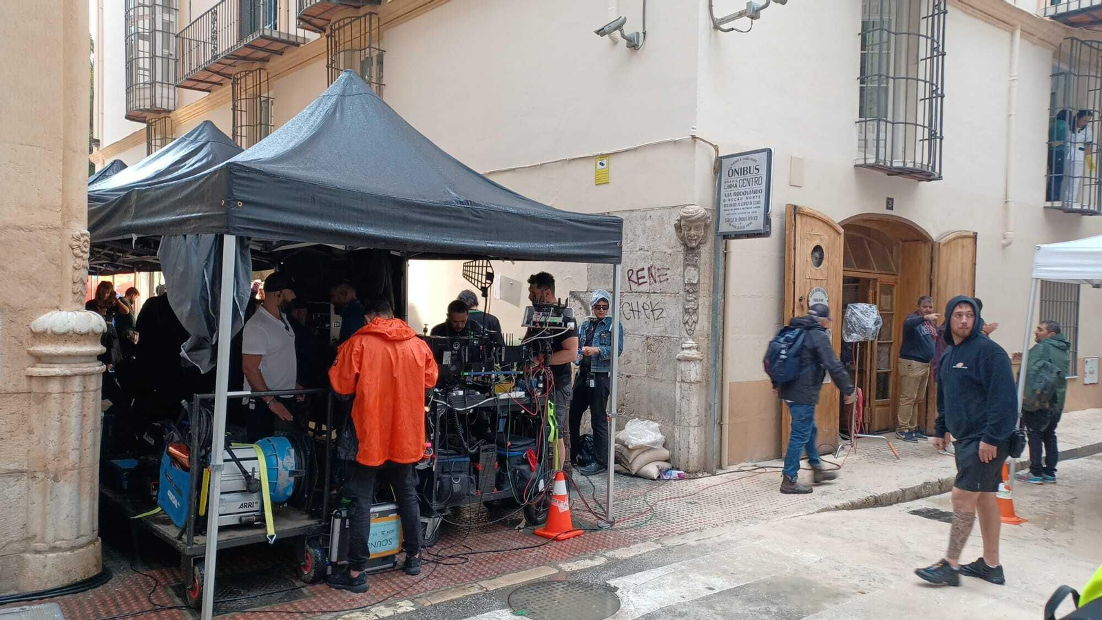 El set de grabación de 'We Were the Lucky Ones' a las puertas de la Antigua Casa de Guardia.