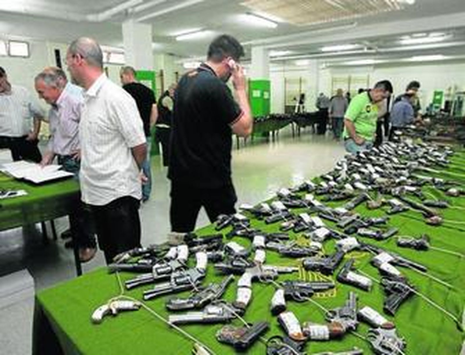 Interesados en adquirir una de estas piezas analizan al detalle la exposición.