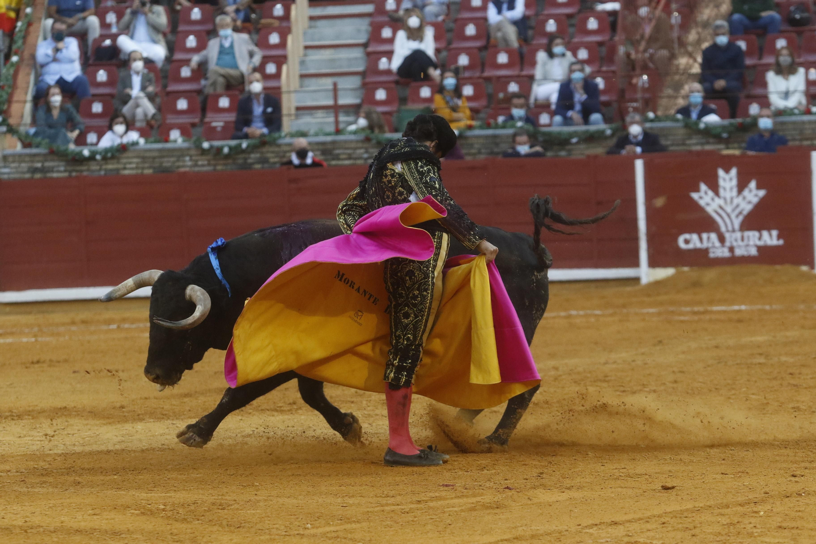Morante, con el capote en un quite por chicuelinas.