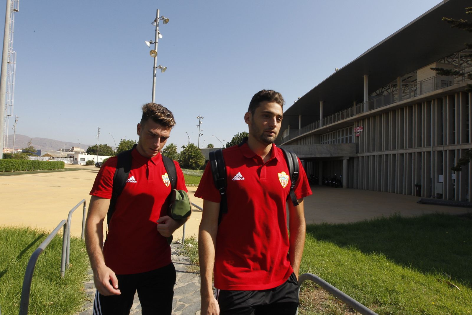 Fotogalería salida jugadores U.D. Almería con destino San Pedro del Pinatar