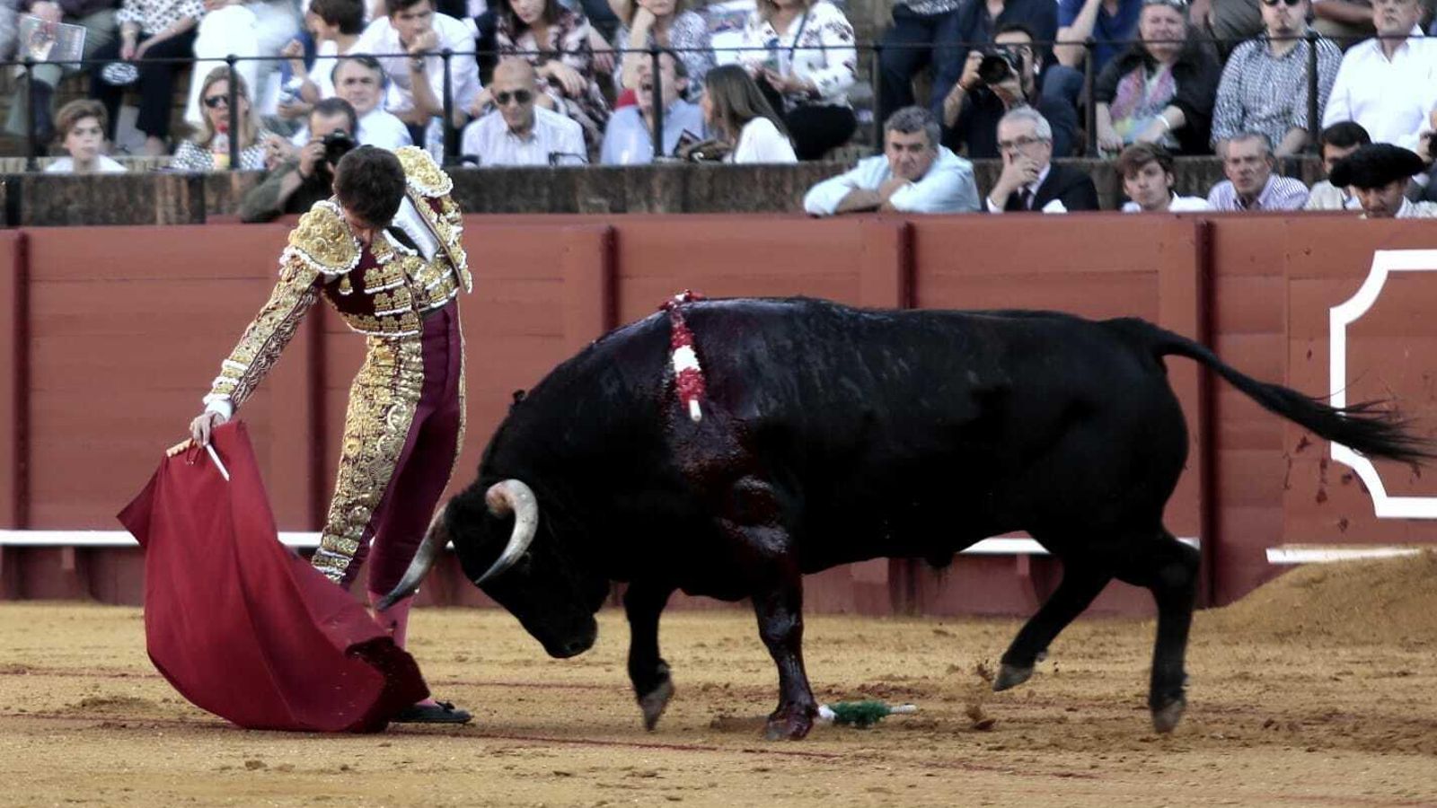 Alfonso Cadaval con el tercero de la tarde.
