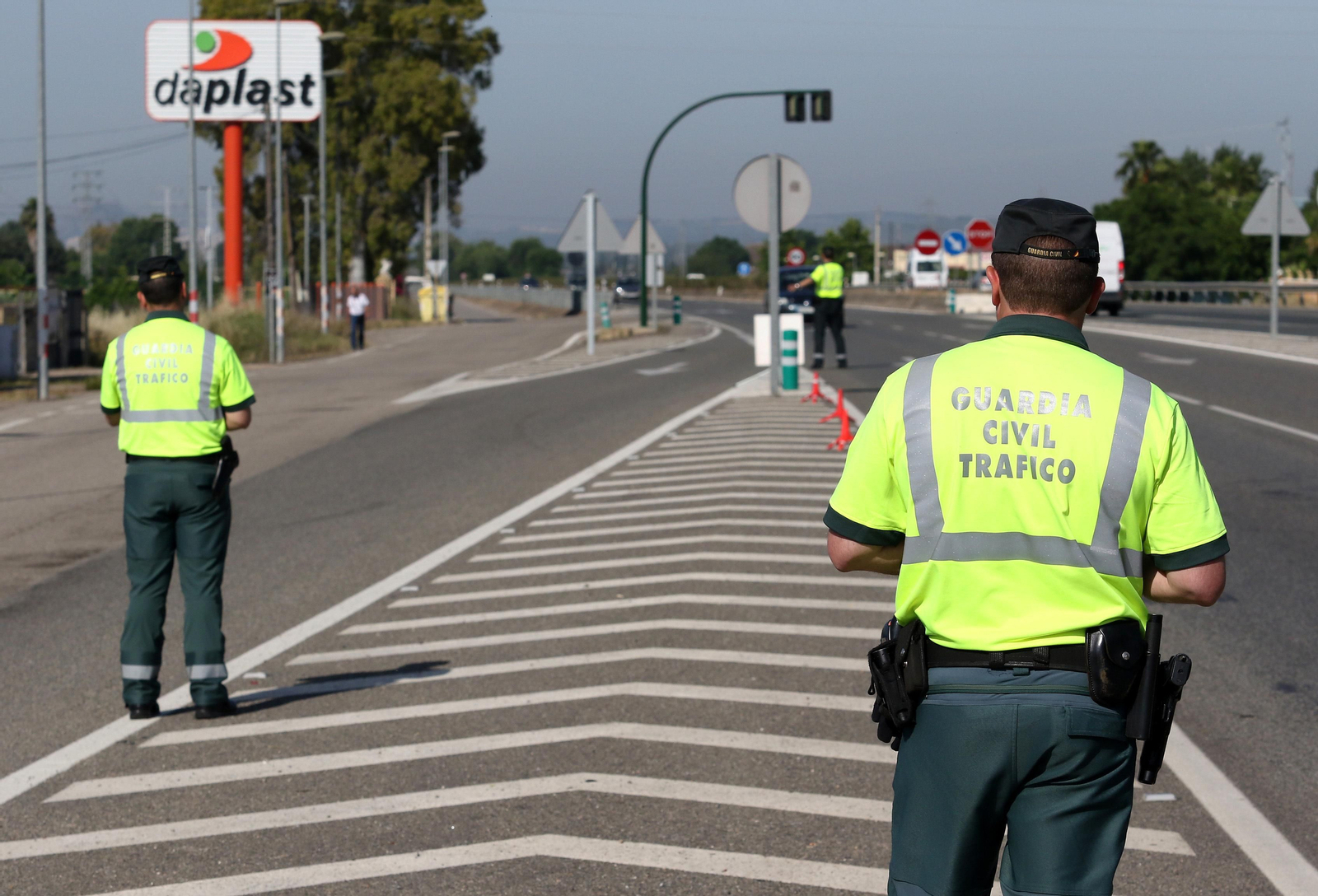 Agentes de la Guardia Civil en un control de carreteras.