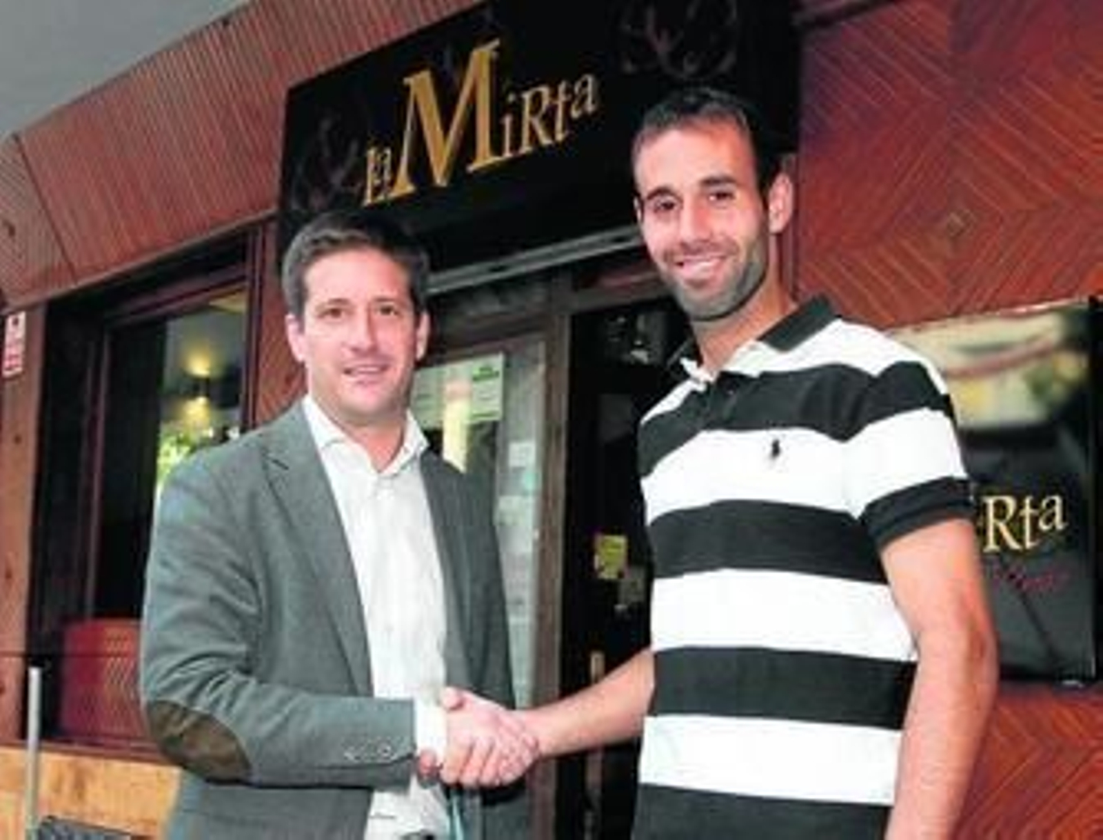 Guillermo García de Longoria y Víctor Díaz se dan la mano en la puerta del restaurante La Mirta.