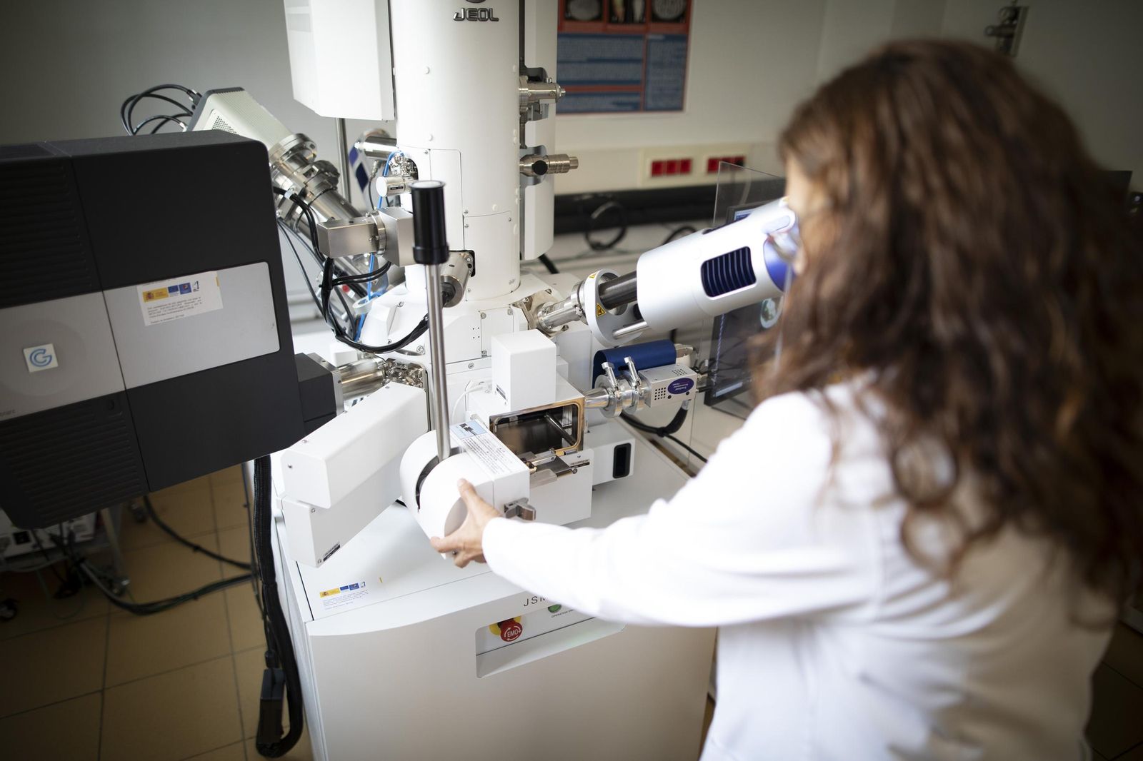 inauguración del nuevo microscopio electrónico de barrido de la Universidad de Granada