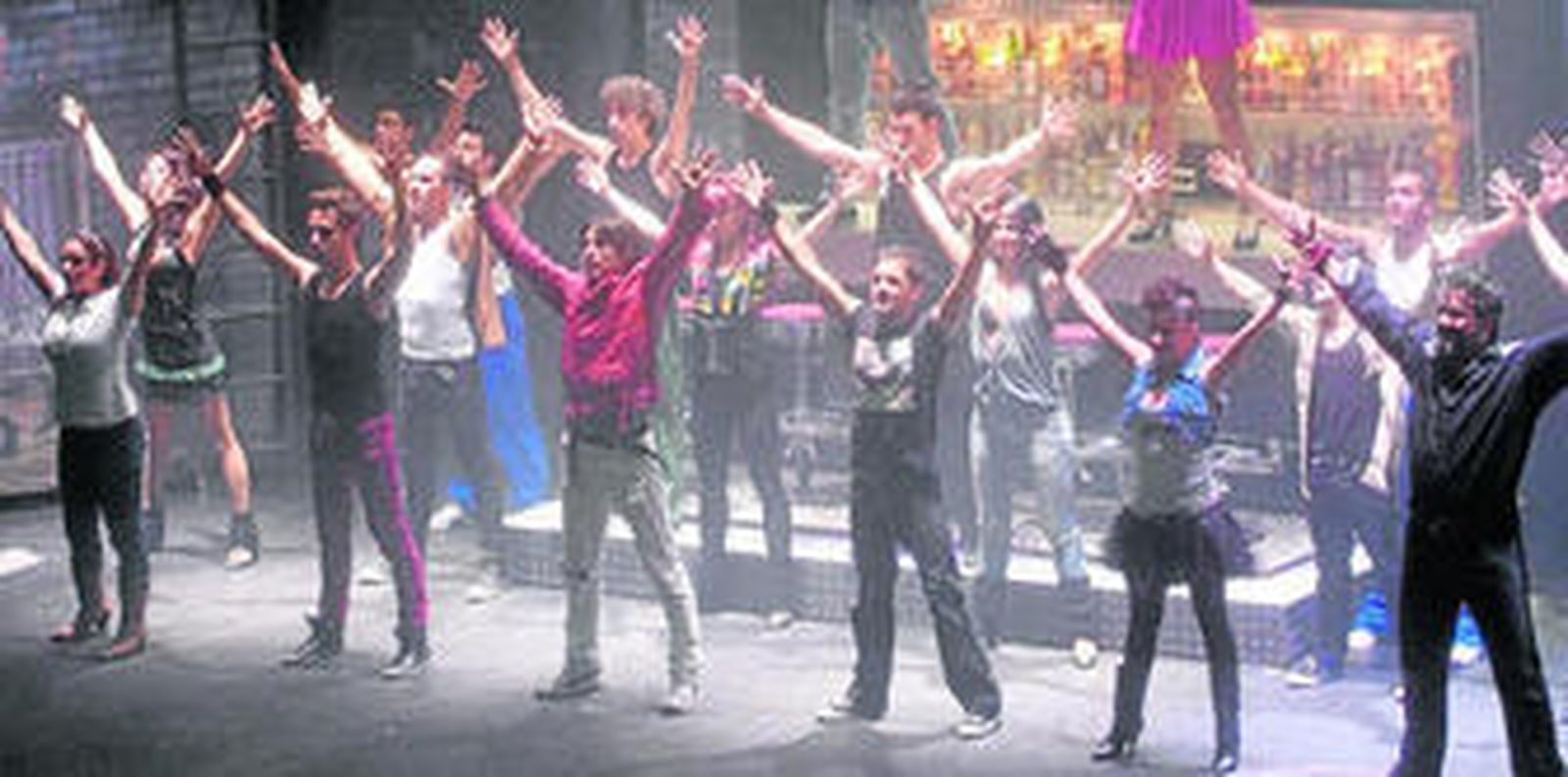 Uno de los números del musical, durante una act uación en la localidad almeriense de Roquetas de Mar.