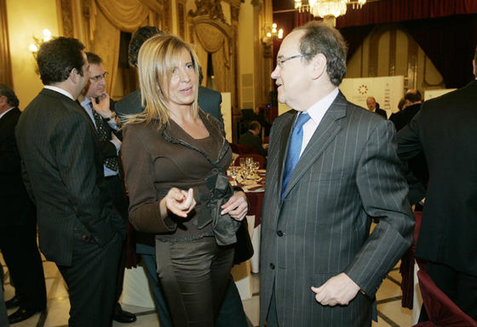 La parlamentaria Rosario Alarcón charla con el presidente de Cajasur, José Carlos Pla.

Foto: José Martínez y Barrionuevo