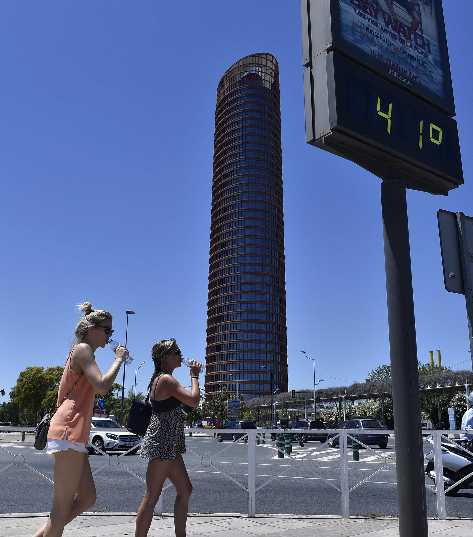 Un termómetro marca 41 grados en la capital hispalense