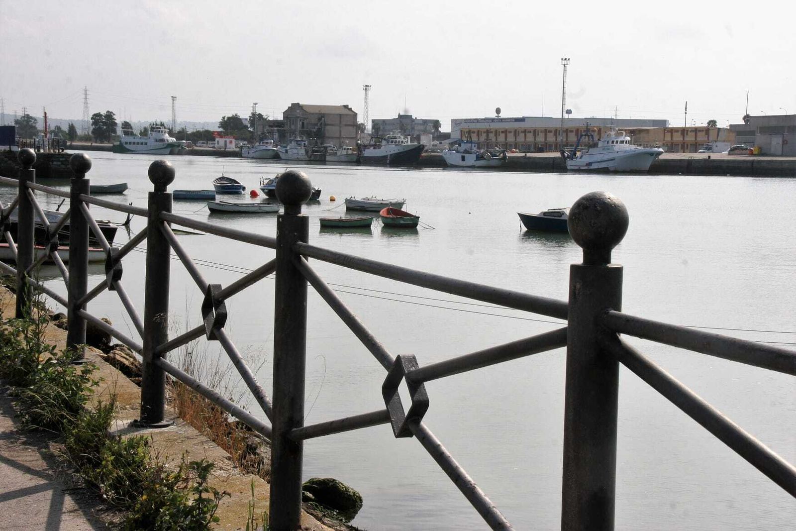 Los pesqueros de El Puerto continuarán amarrados al menos hasta el próximo martes.