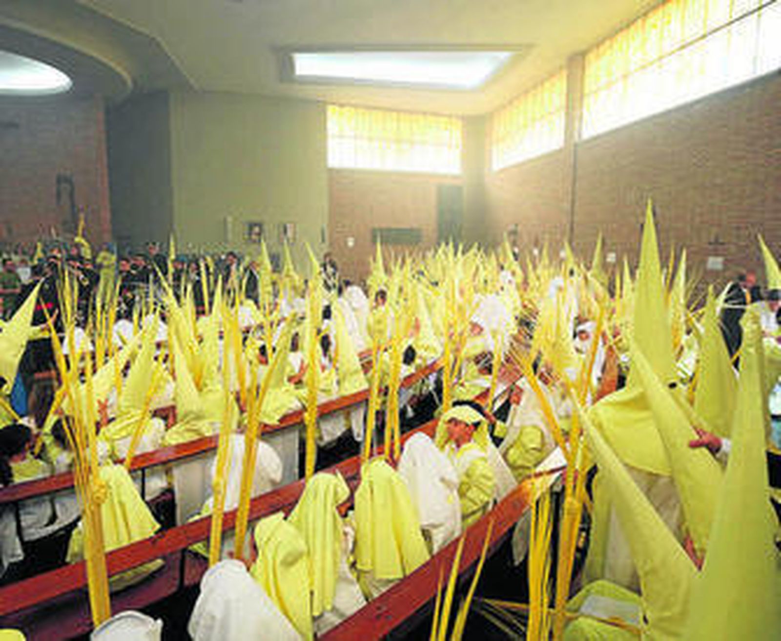 Interior de la capilla de Gamarra llena de nazarenos un Viernes de Dolores.