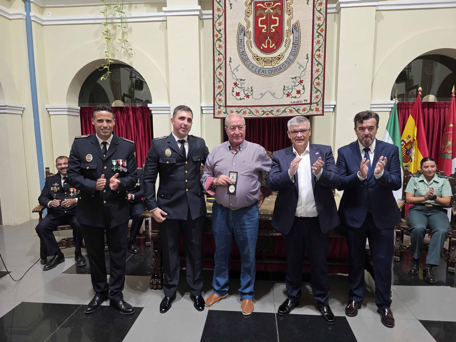 Fotos: La Policía Local de Guadix celebra la festividad de su patrón y reconoce a los agentes jubilados