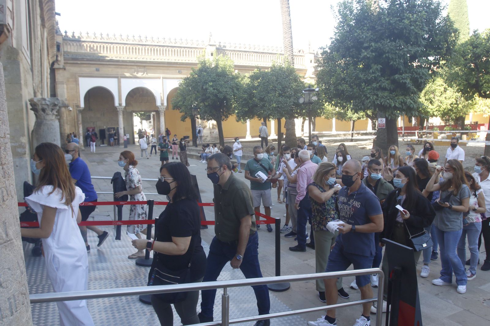 Lleno al completo en Córdoba en el puente del Pilar