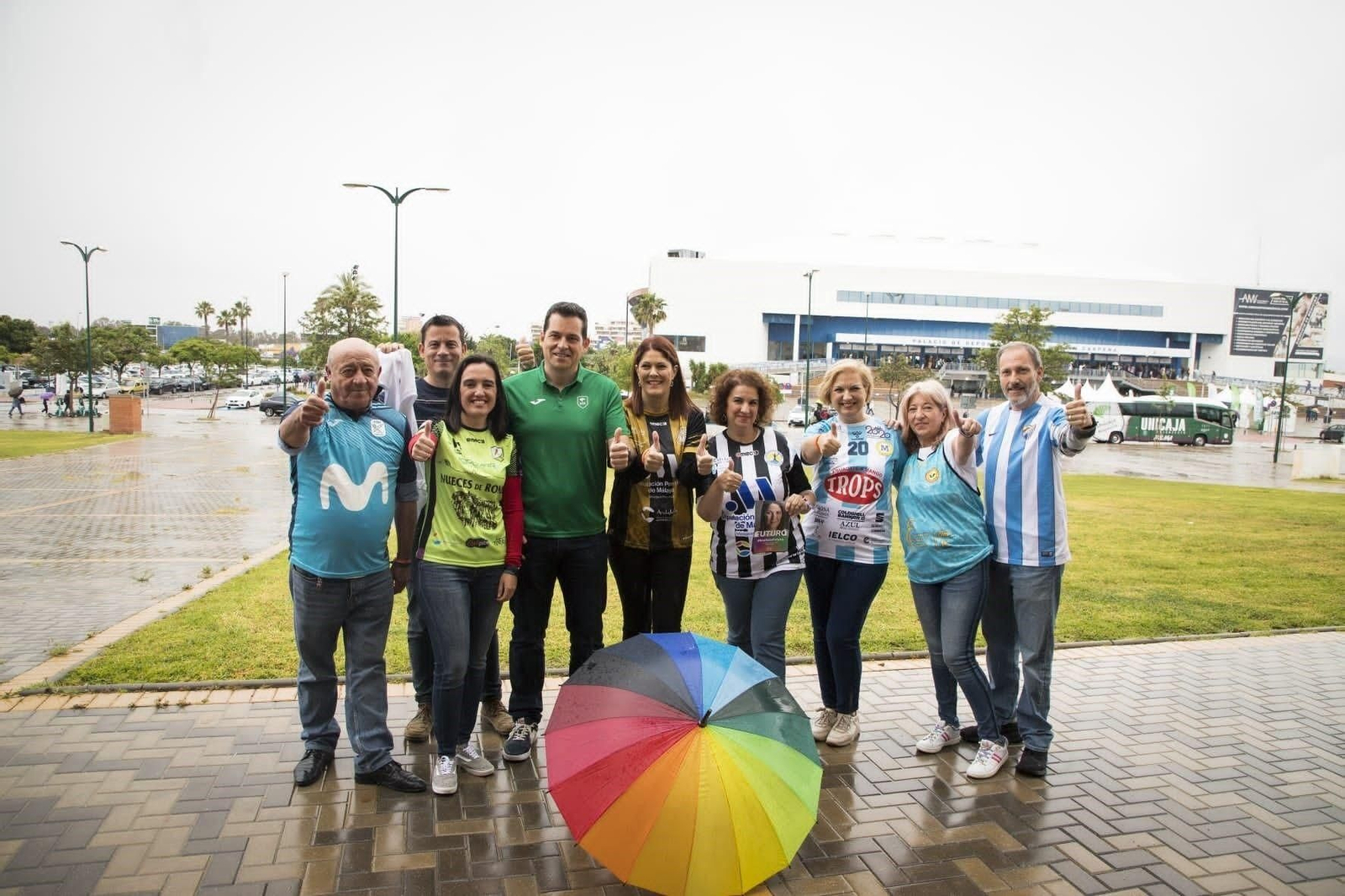 Noelia Losada y compañeros de Ciudadanos con camisetas de equipos deportivos de Málaga. Noelia Losada y compañeros de Ciudadanos con camisetas de equipos deportivos de Málaga.