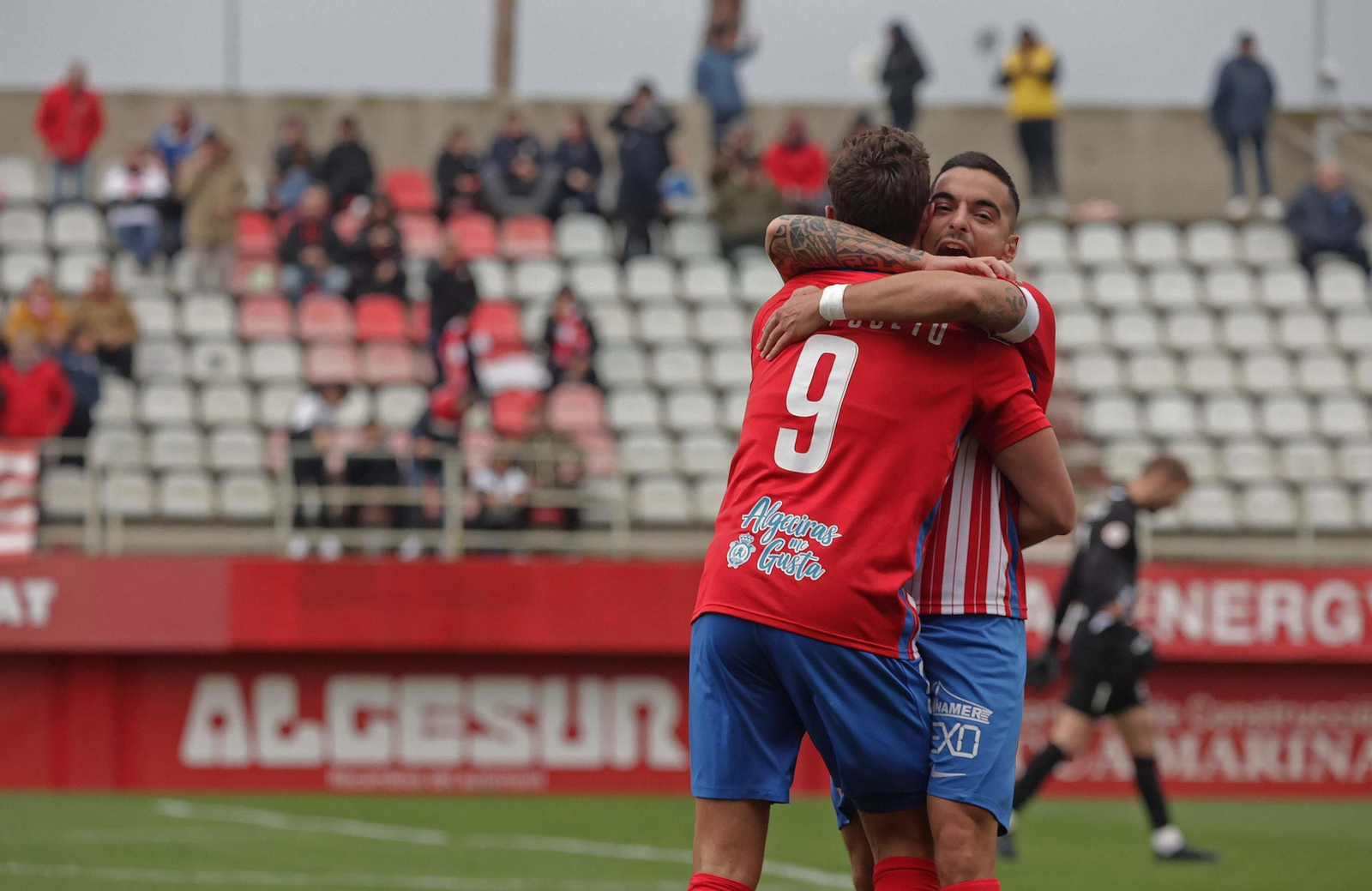 Tomás abraza a Javi Cueto en el partido ante el Melilla.