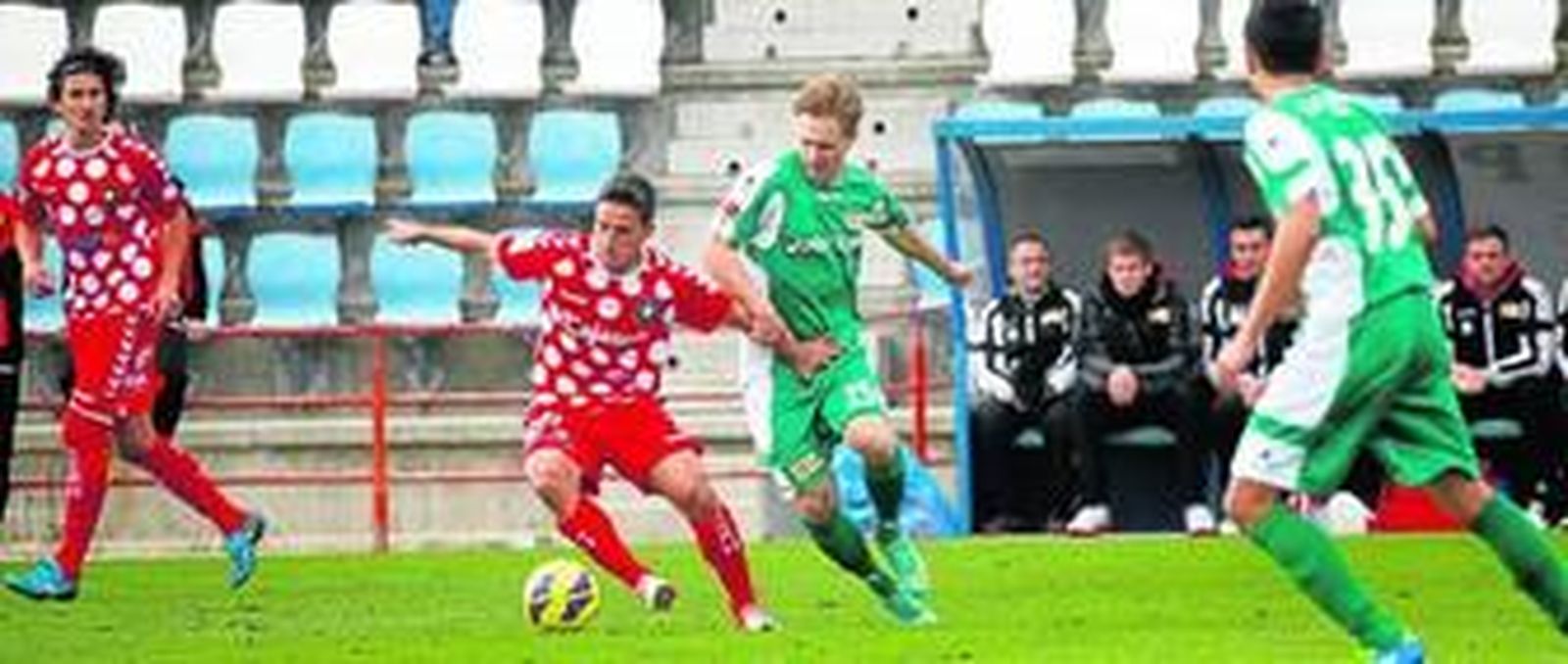 Adrián Mouriño controla el esférico pese a la presión de un jugador del conjunto alemán ante la mirada de Andrés Lamas.